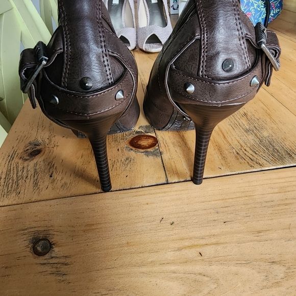 Vera Wang heels size 8 - Picture 4 of 5